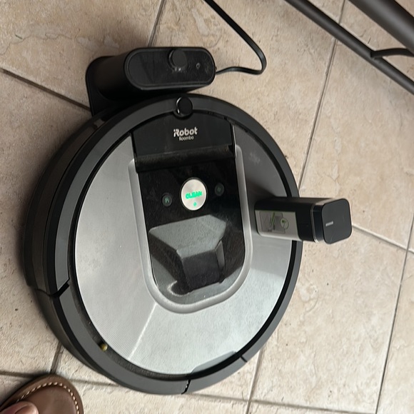 Roomba Robot Aero Force Cleaning System .Minimal usage.Works well! - Picture 3 of 3